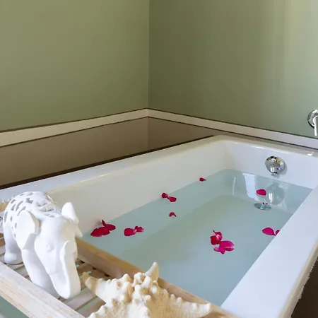 Retreat With Romantic Bathtub アパート *